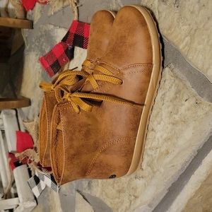 Size 8 Vintage brown high top shoe